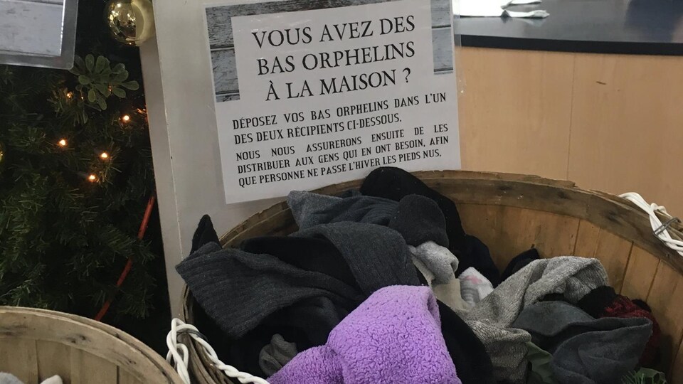 Des bas orphelins déposés dans l'un des points de collecte.