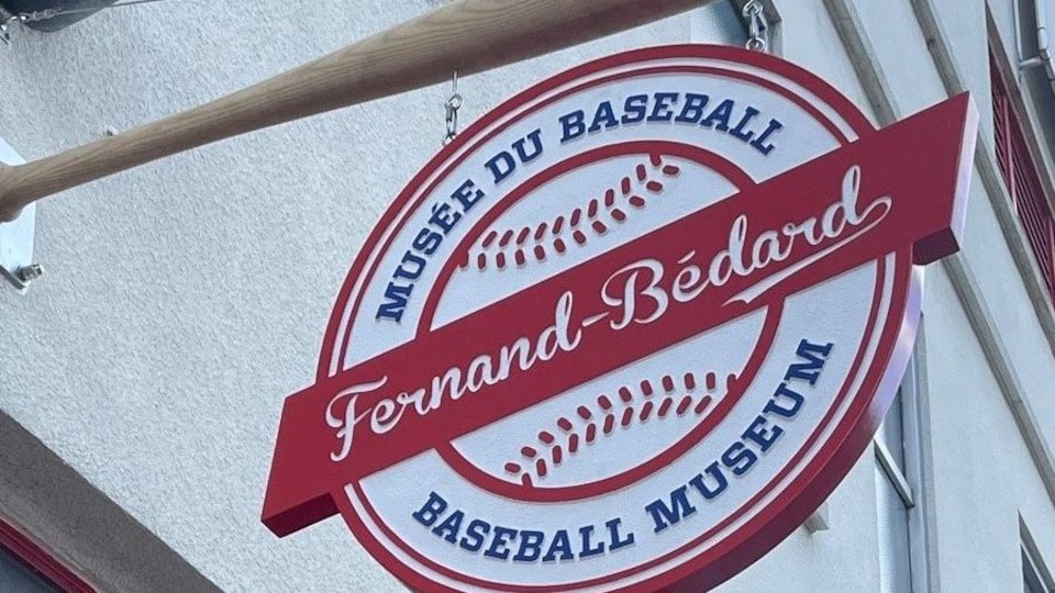 Pancarte surmontée d'un bâton de baseball.