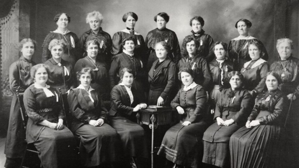 Photo en noir et blanc des gardiennes de l'école Guigues d'Ottawa.