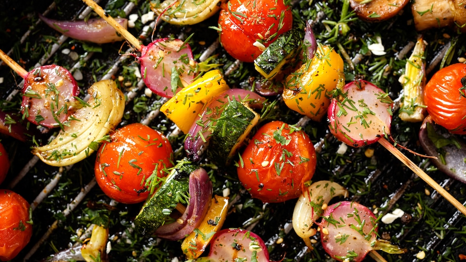 Tomates, oignons, poivrons grillent sur le barbecue