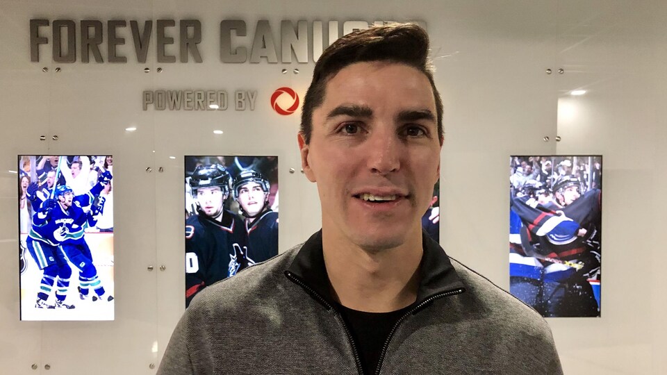 Le joueur de hockey Alex Burrows dans le stade des Canucks