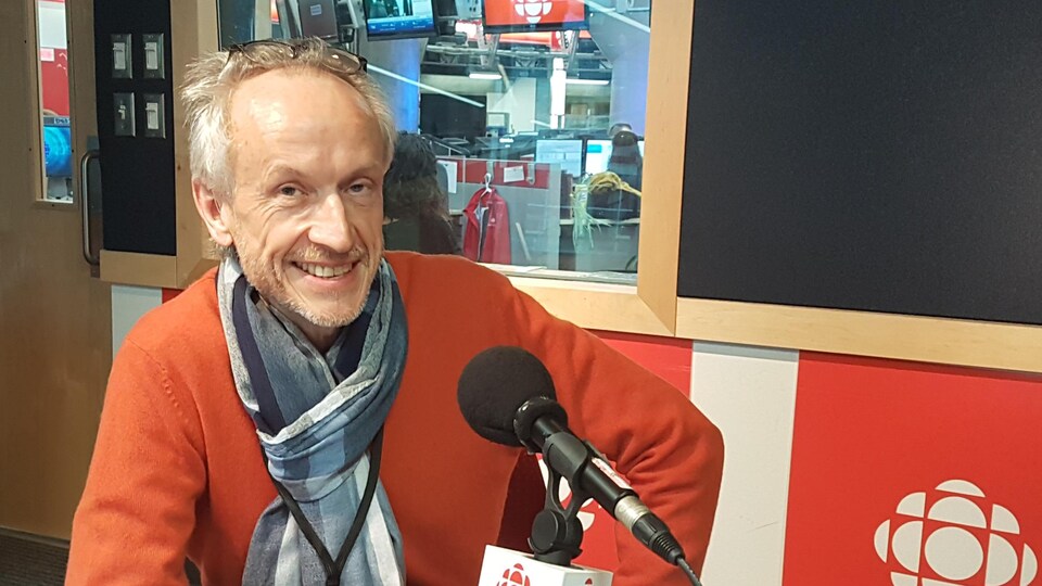 Andrew Jefford, journaliste spécialisé en vin, est derrière le micro dans le studio de Radio-Canada à Vancouver