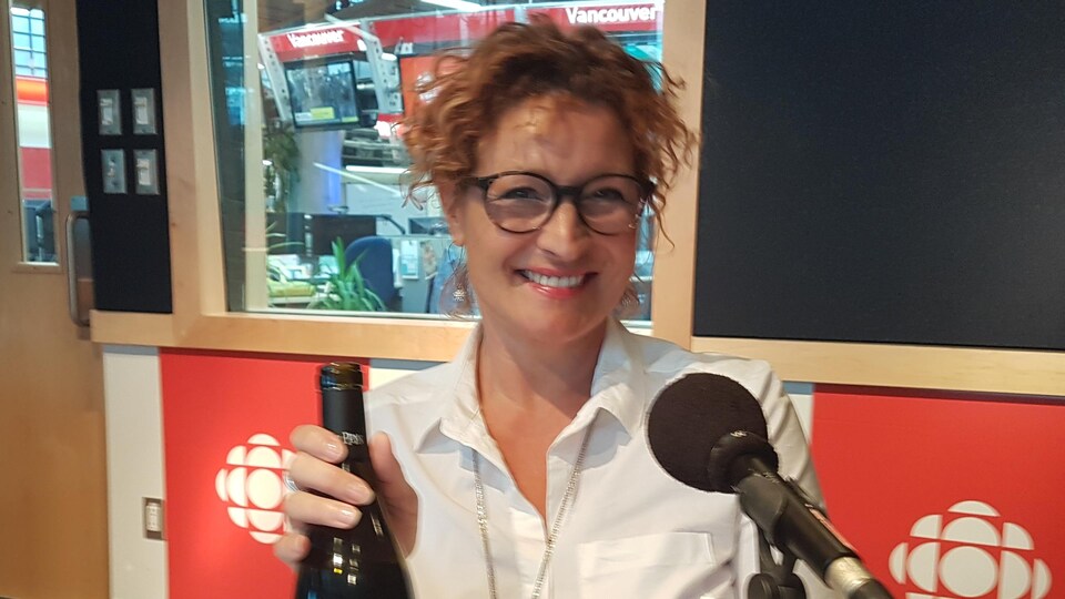 La chroniqueuse des vin, Louise-Marie Lessard, dans les studio de Radio-Canada à Vancouver. La photo est floue...