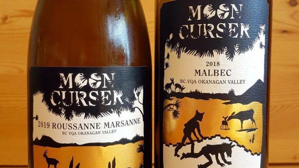 Deux bouteilles de vin du Domaine Mooncurser de Osoyoos. Un vin blanc Roussanne/Marsanne 2019 et vin rouge Malbec 2018 