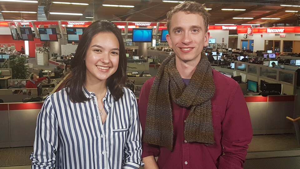 Les jeunes musiciens Alisa Blanc et Gabriel Dubreuil dans la salle des nouvelles de Radio-Canada à Vancouver