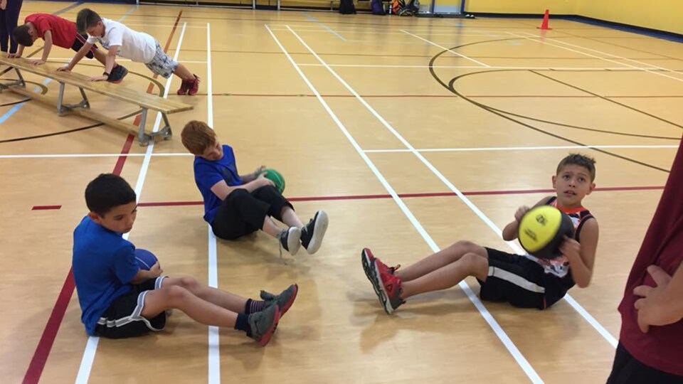 Des jeunes qui s'entraînent dans un gymnase.