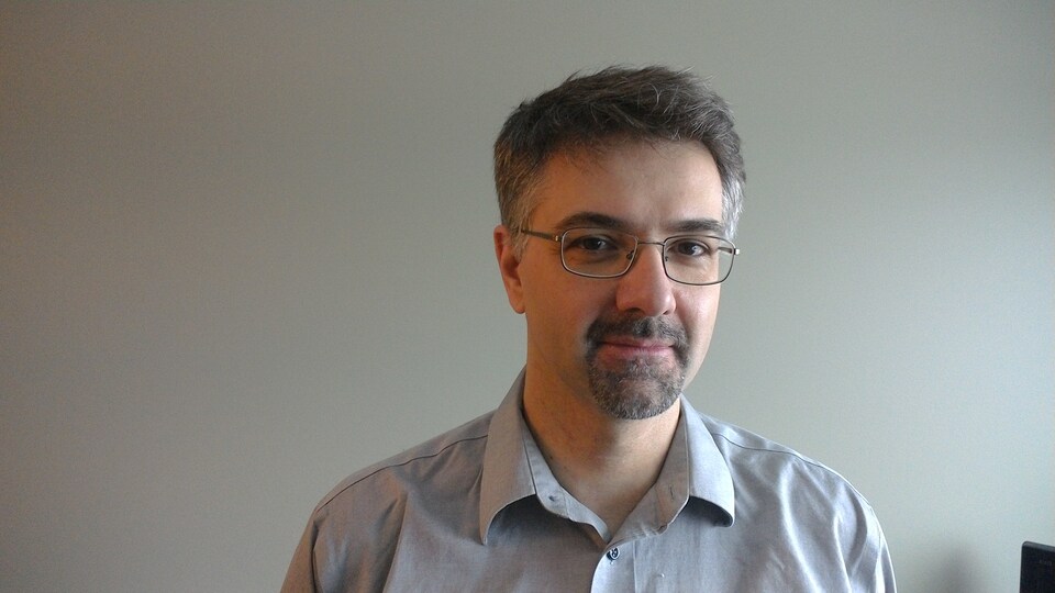Photo du directeur de la Société sportive autochtone du Yukon, Gaël Marchand, dans son bureau