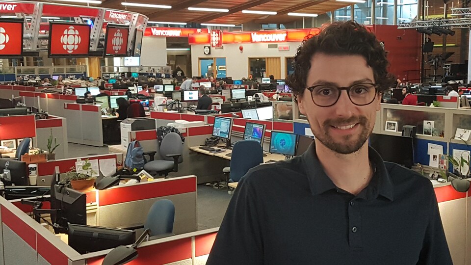 Le patineur de vitesse courte piste, Guillaume Bastille, est de passage dans les studios de Vancouver.
