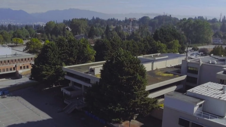 Une vue aérienne des bâtiments sur le terrain Heather Lands dans un quartier de Vancouver