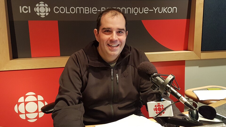 Le chroniqueur environnement, Jean-François Béland, en studio à Radio-Canada à Vancouver