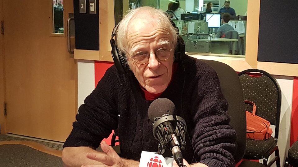 John Richards au micro.