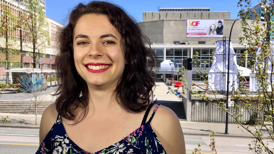 La soprano Magali Simard Galdès devant l'édifice du Queen Elizabeth Theatre