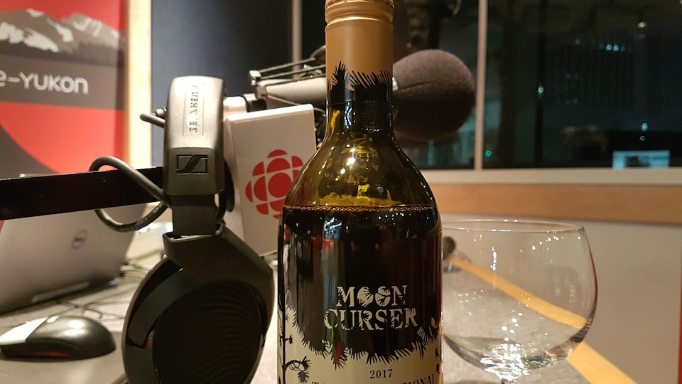 Une bouteille de vin rouge Touriga Nacional 2017 du domaine Moon Curser dans le studio de Vancouver