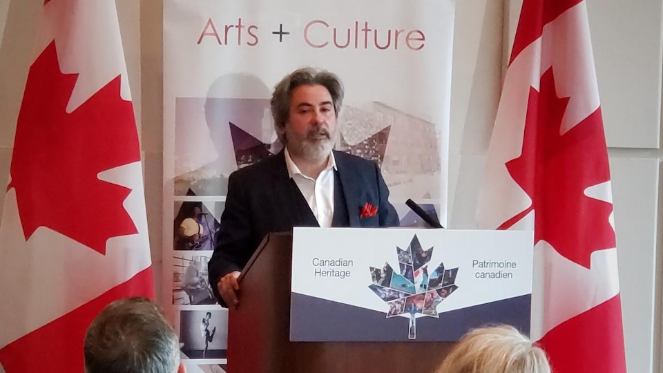 Pablo Rodriguez, ministre du Patrimoine canadien et du Multiculturalisme, derrière un podium lors d'une allocution devant des invités à Vancouver