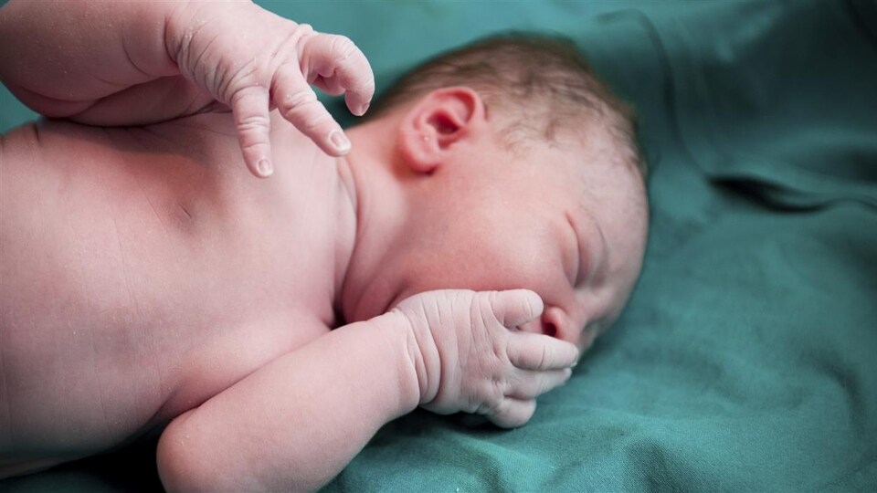 Un bébé naissant.