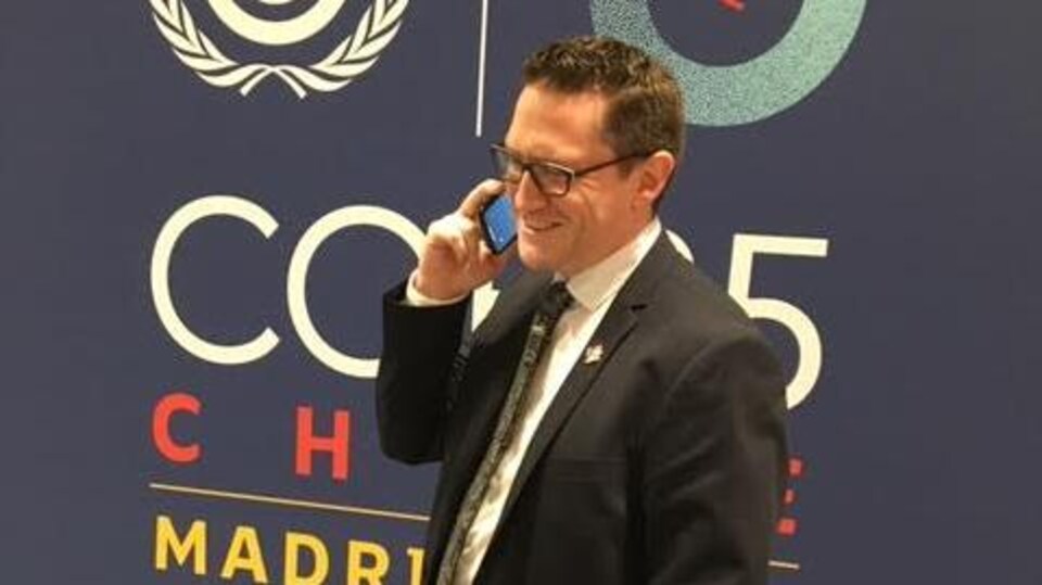 Benoit Charette au téléphone cellulaire en discussion avec Claude, en direct de Madrid.