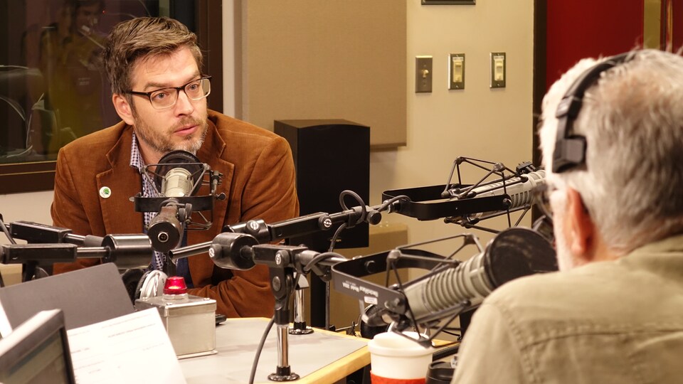 Benoit Delage en entrevue avec un animateur de Radio-Canada.