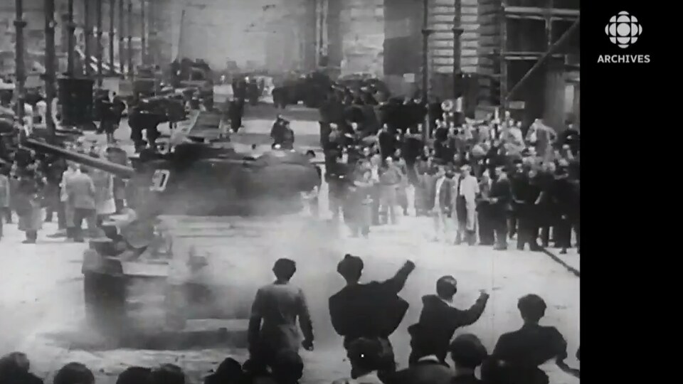 Image de manifestants est-allemands attaquant un blindé soviétique pendant la révolte ouvrière à Berlin-Est en 1953. 