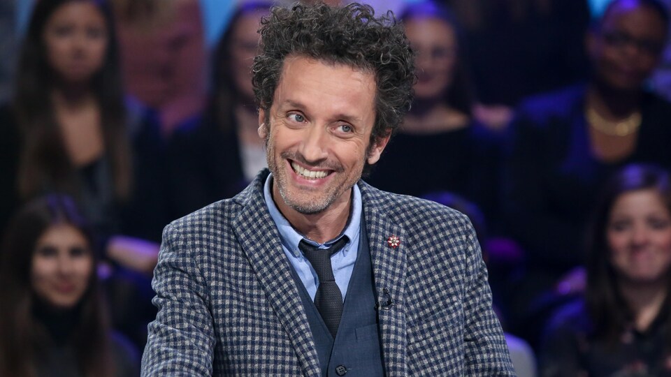 Il est très souriant sur le plateau de télé de Tout le monde en parle.