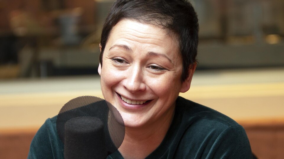 Anick Lemay sourit devant un micro dans un studio de Radio-Canada.