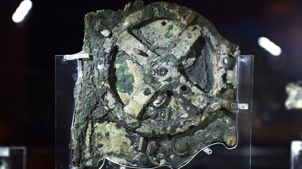 Une roue du mécanisme d’Antikythère, recouverte de sédiments.