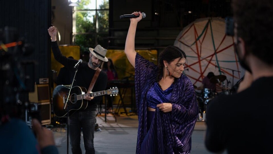 Elisapie Isaac et Louis-Jean Cormier jouent de la musique sur une scène.