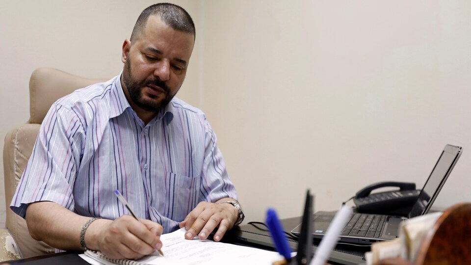 L'avocat et militant LGBTQ+ Mounir Baatour dans son bureau de Tunis.