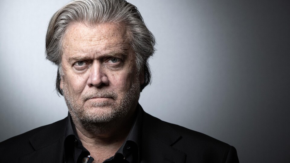 Le stratège d'extrême droite Steve Bannon pose sur un fond gris lors d'une séance de photo à Paris, en mai 2019.