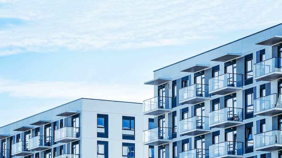 Des balcons d'un immeuble à condominiums moderne.