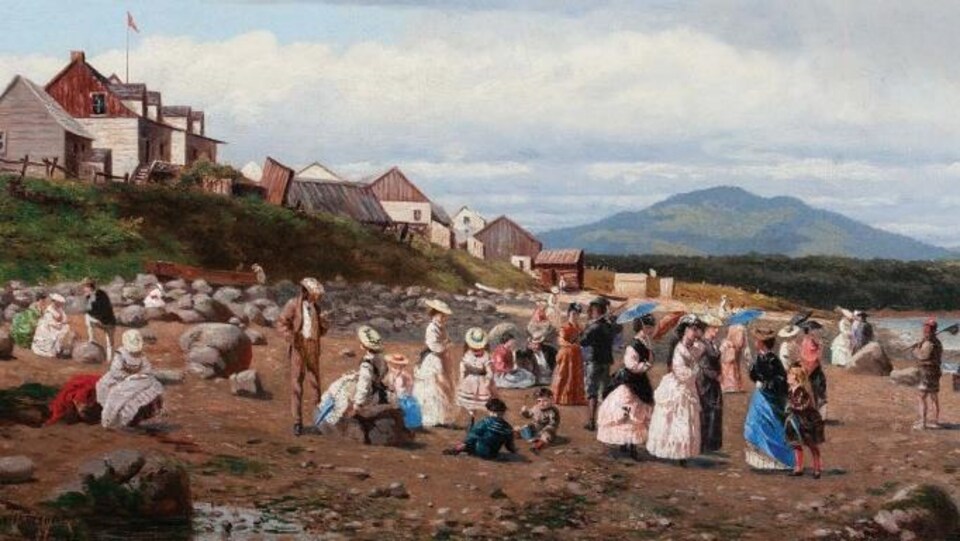 Toile peinte montrant une vingtaine de personnes, hommes, femmes et enfants, se promenant sur une plage en habit d'époque avec en arrière-plan un paysage de montagnes.