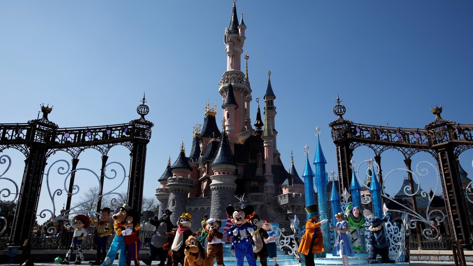 Un spectacle avec les personnages de Disney devant le château de Cendrillon.