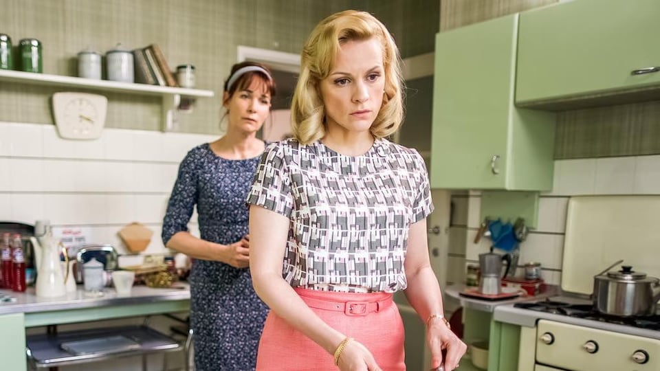 Veerle Batens et Anne Coesens discutent dans une cuisine des années 1960 dans cette image tirée du film <i>Duelles</i>, d'Olivier Masset-Depasse.