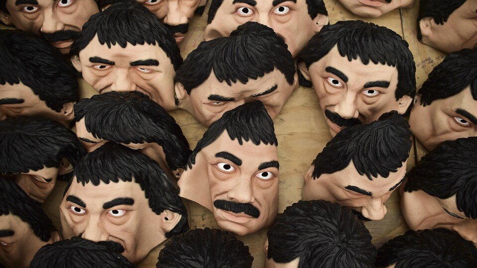 Des masques à l'effigie du narcotrafiquant Joaquin Guzman Loera, alias El Chapo, accrochés au mur.