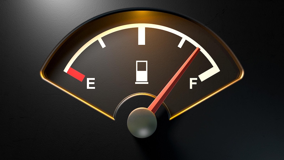 Gros plan sur la jauge à essence d'une automobile.