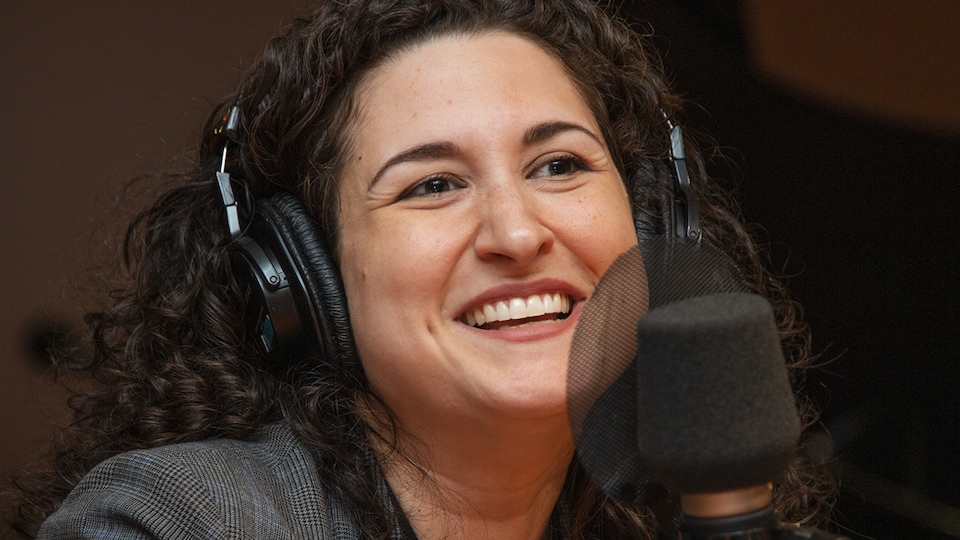 Émilia Liana Falcone au micro de Stéphan Bureau.