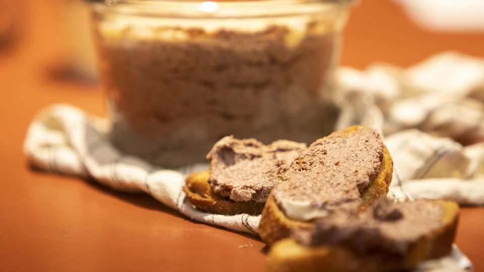 Un petit pot de faux foie gras avec trois croûtons beurrés du même pâté.