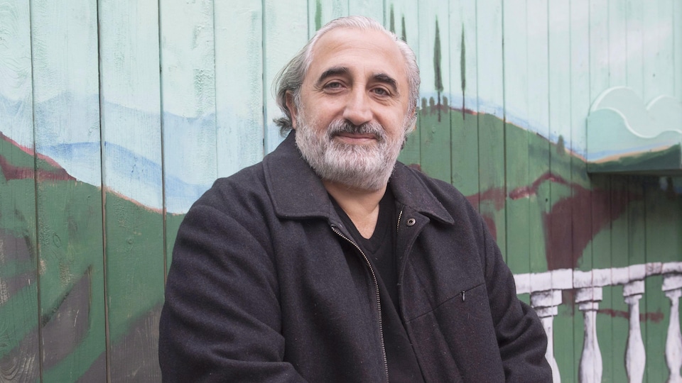 Le professeur montréalais Gad Saad sourit sur un banc.