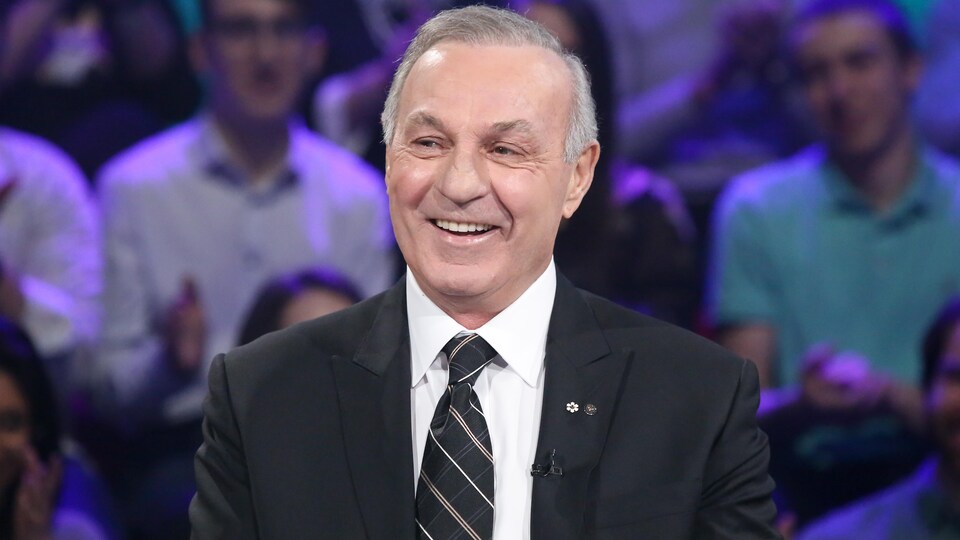 Il sourit, assis à la table des invités sur le plateau télé de Tout le monde en parle.