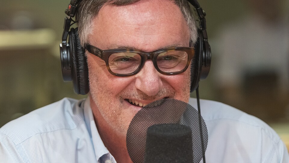 Yves Jacques au micro de Stéphan Bureau.