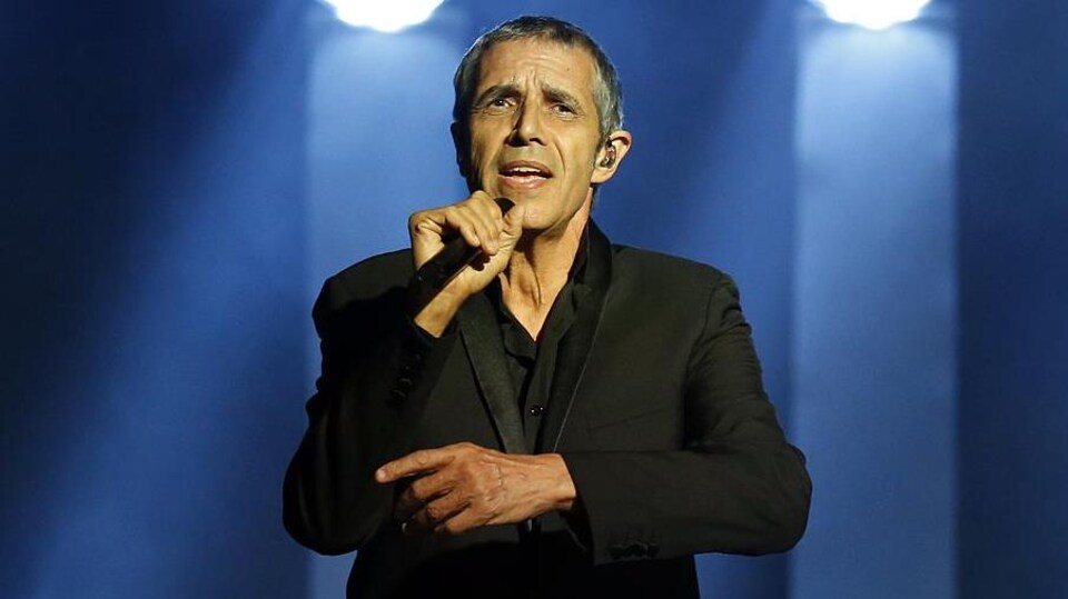 Il chante sur scène.
