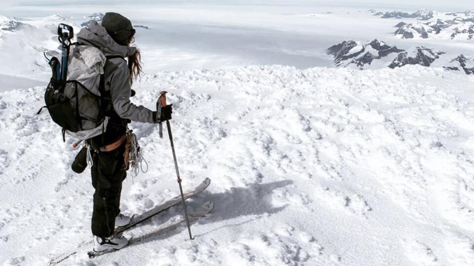 Caroline Côté marche dans le parc Kuururjuaq.