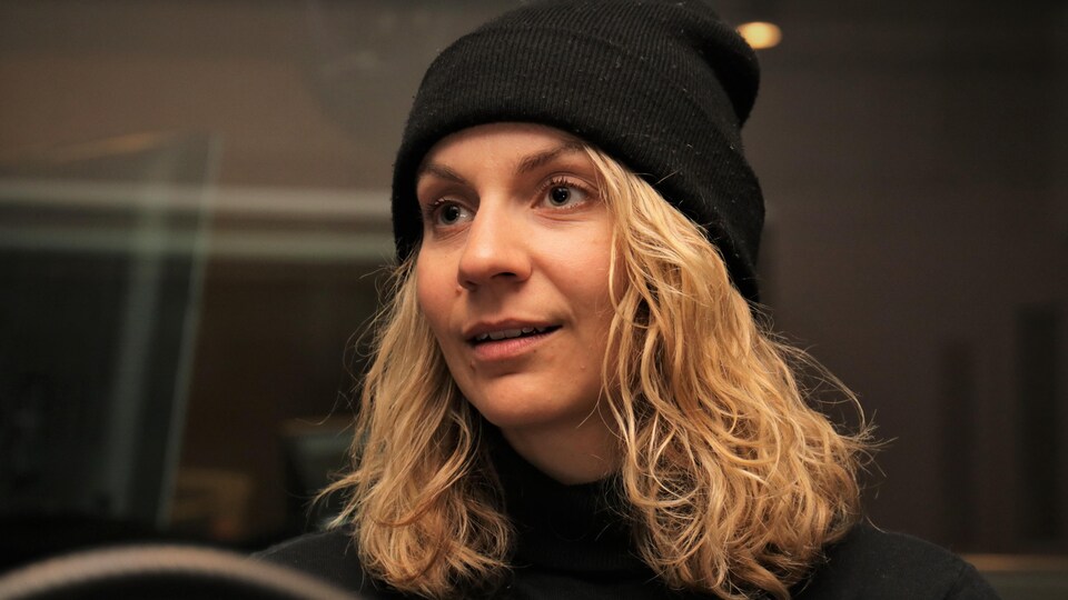 Léane Labrèche-Dor pendant son entrevue accordée à Stéphan Bureau.
