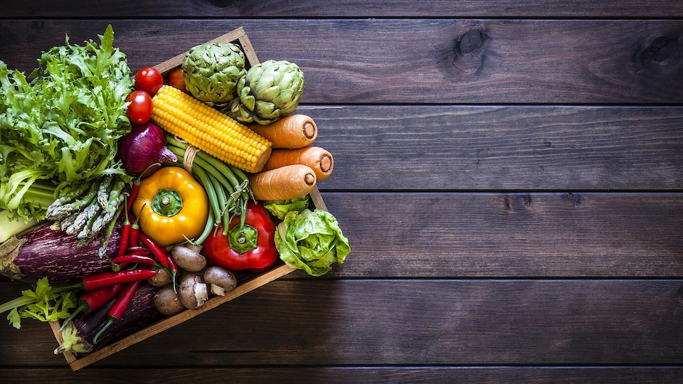 Des produits maraîchers sont disposés sur une table.