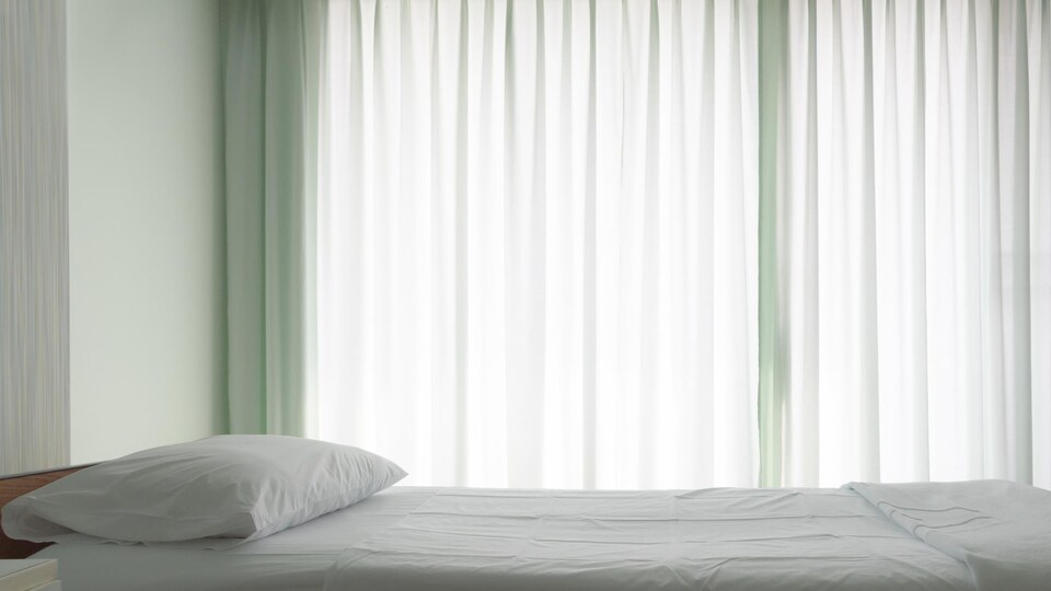 Un lit d'hôpital vide.