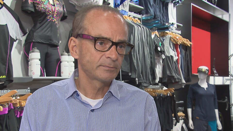 Louis Garneau accorde une entrevue à un journaliste de Radio-Canada.