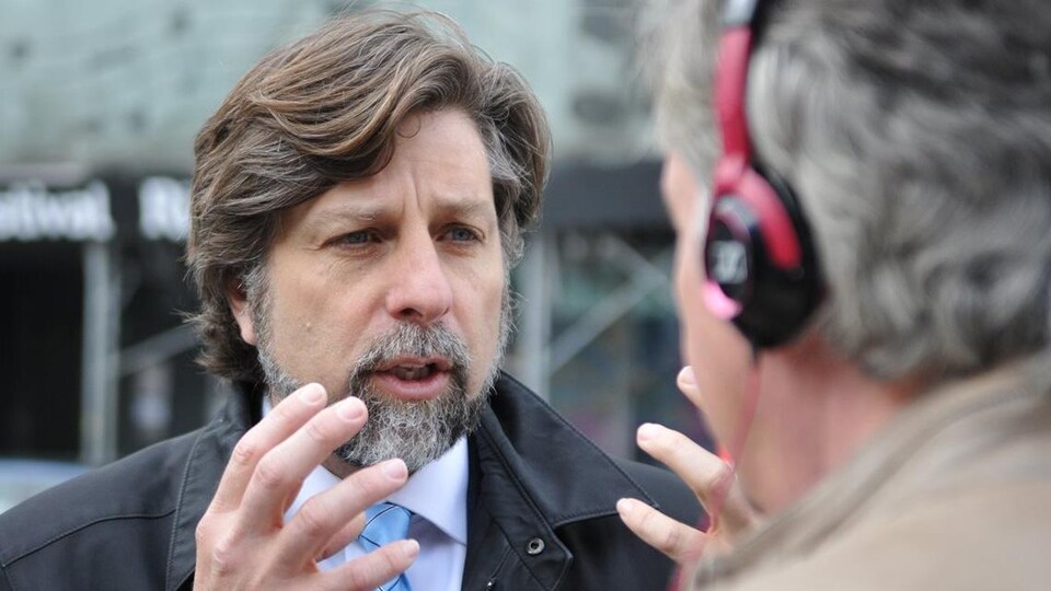 Luc Ferrandez parle avec conviction, en utilisant ses deux mains.