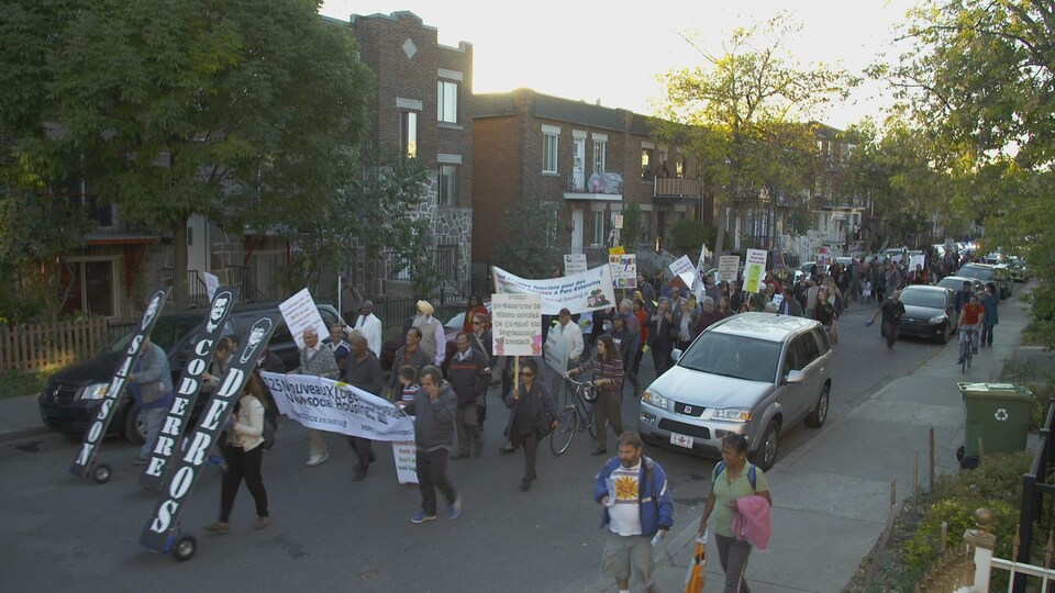 Des gens manifestent dans une rues de Montréal contre l’embourgeoisement.
