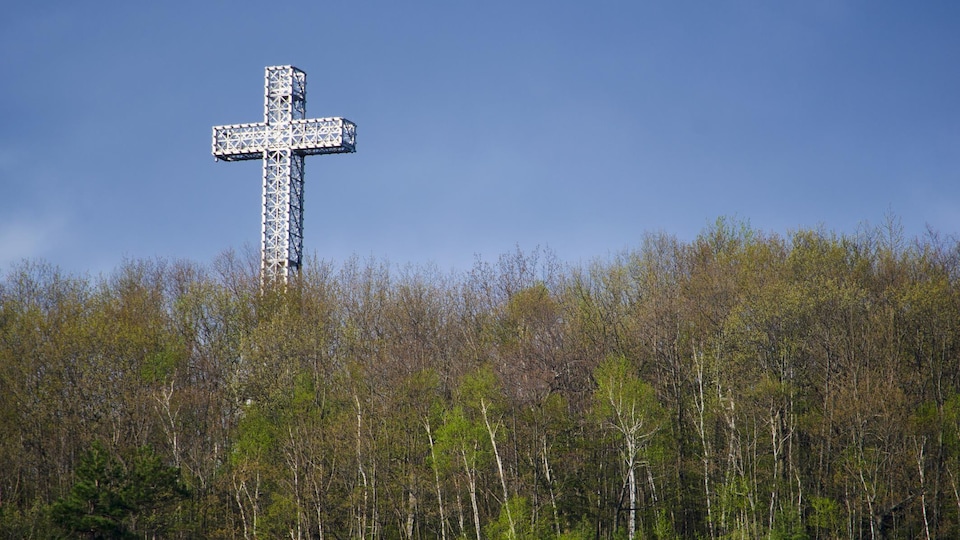 Vue sur la croix du mont Royal, à Montréal.