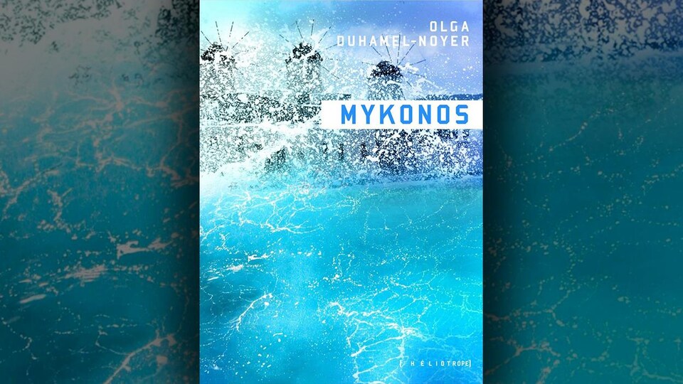 La couverture du livre Mykonos, d'Olga Duhamel-Noyer, présente une vague d'eau bleu turquoise et ses éclaboussures, avec en arrière plan trois moulins.
