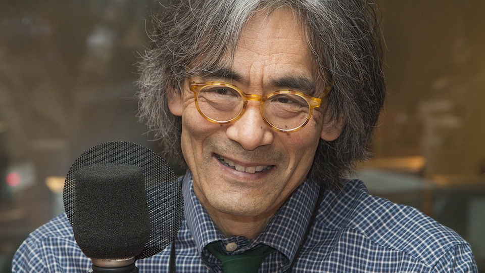 Kent Nagano pendant qu'il accorde une entrevue.
